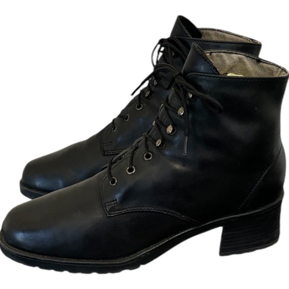 Size 7 Vintage short black genuine leather women lace up granny ankle boots.